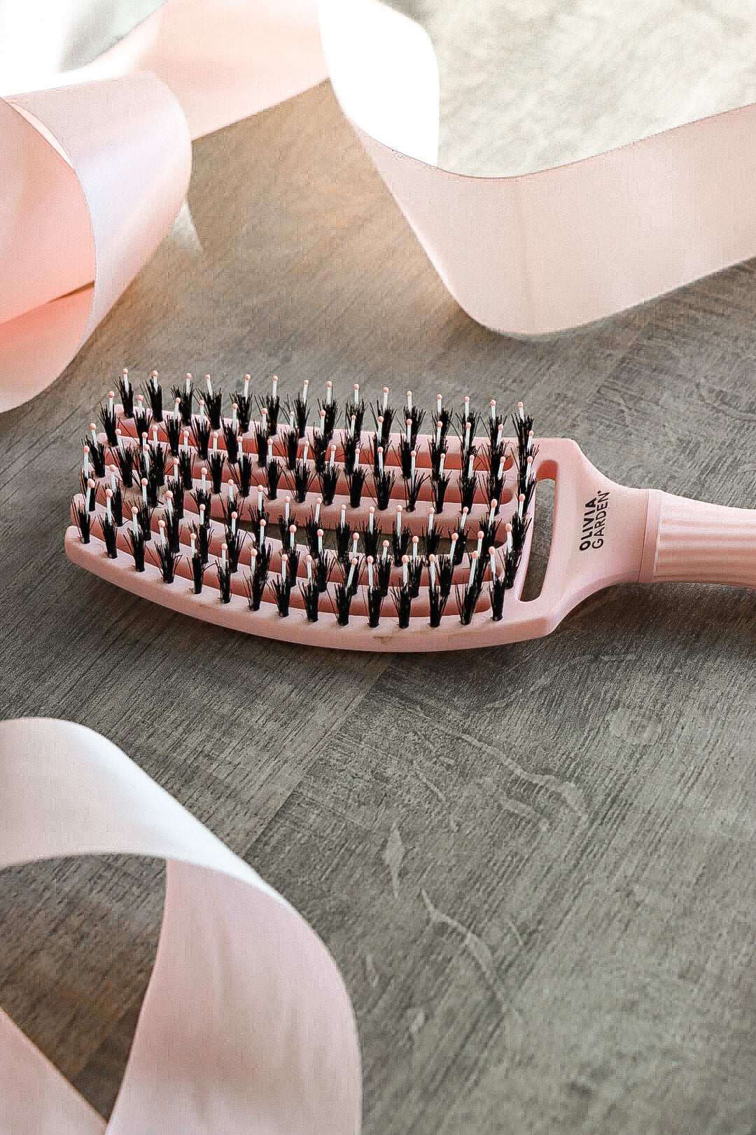Olivia Garden Fingerbrush Boar & Nylon Pastel Pink – Professzionális Display 12 Hajkefével a Kíméletes Kifésülésért és Természetes Fényért