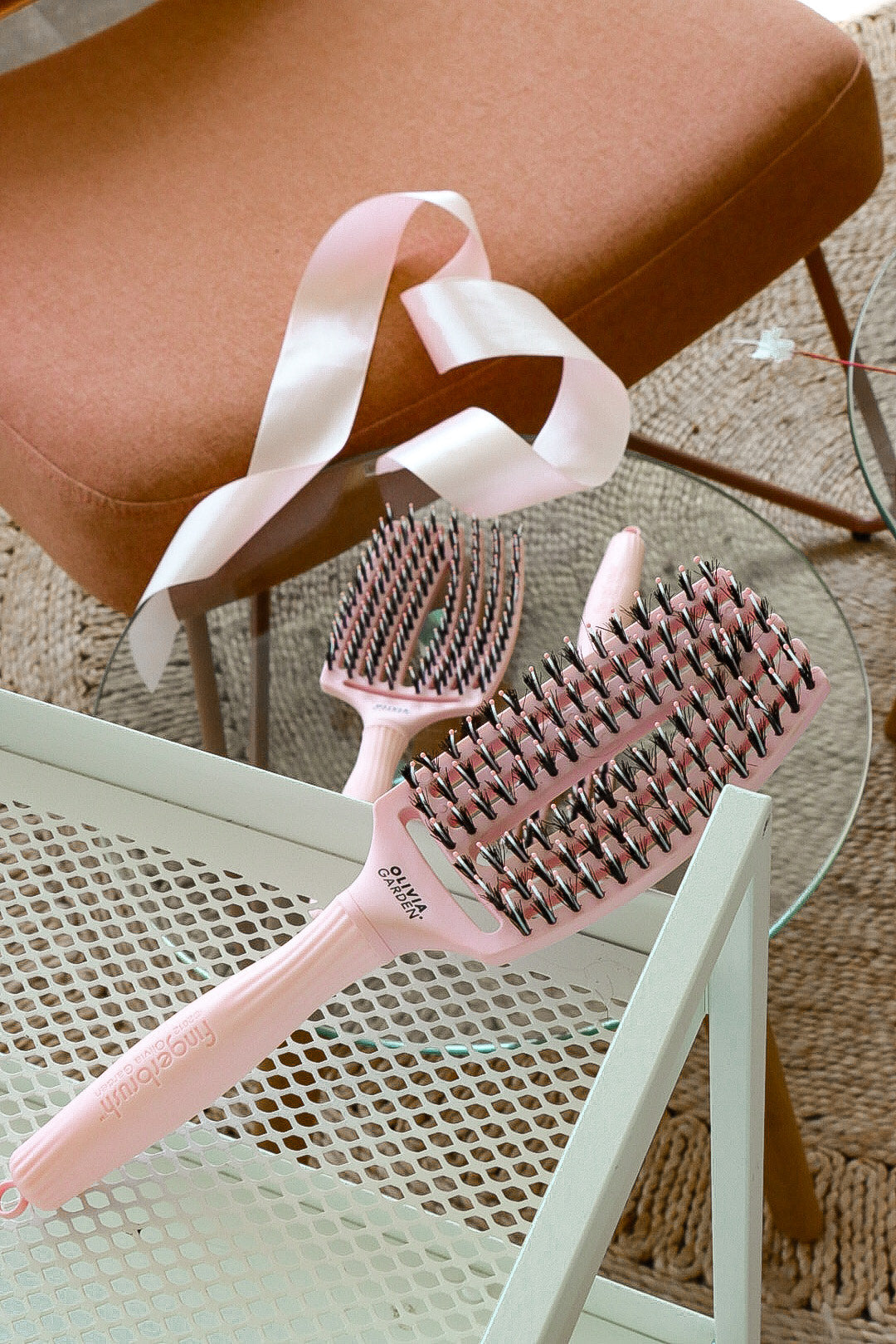 Olivia Garden Fingerbrush Boar & Nylon Pastel Pink – Professzionális Display 12 Hajkefével a Kíméletes Kifésülésért és Természetes Fényért