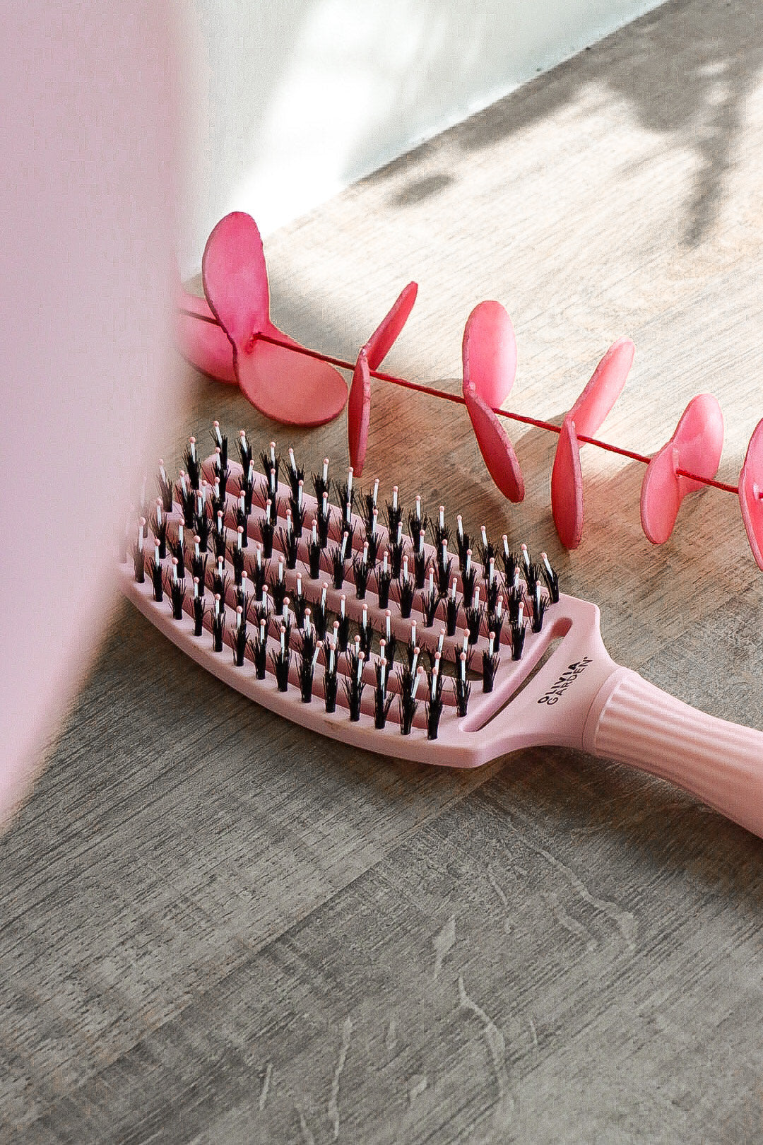 Olivia Garden Fingerbrush Boar & Nylon Pastel Pink – Professzionális Display 12 Hajkefével a Kíméletes Kifésülésért és Természetes Fényért