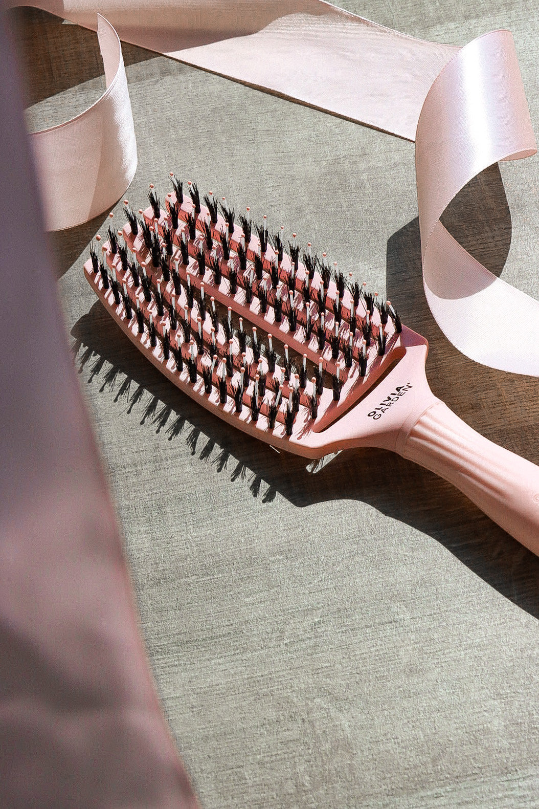 Olivia Garden Fingerbrush Boar & Nylon Pastel Pink – Professzionális Display 12 Hajkefével a Kíméletes Kifésülésért és Természetes Fényért