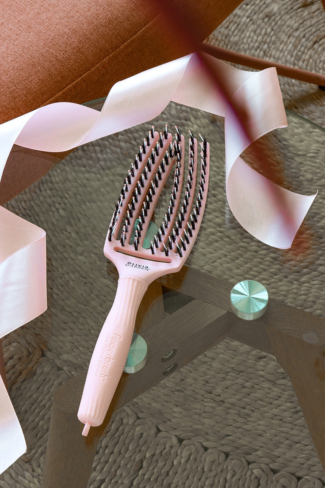 Olivia Garden Fingerbrush Boar & Nylon Pastel Pink – Professzionális Display 12 Hajkefével a Kíméletes Kifésülésért és Természetes Fényért