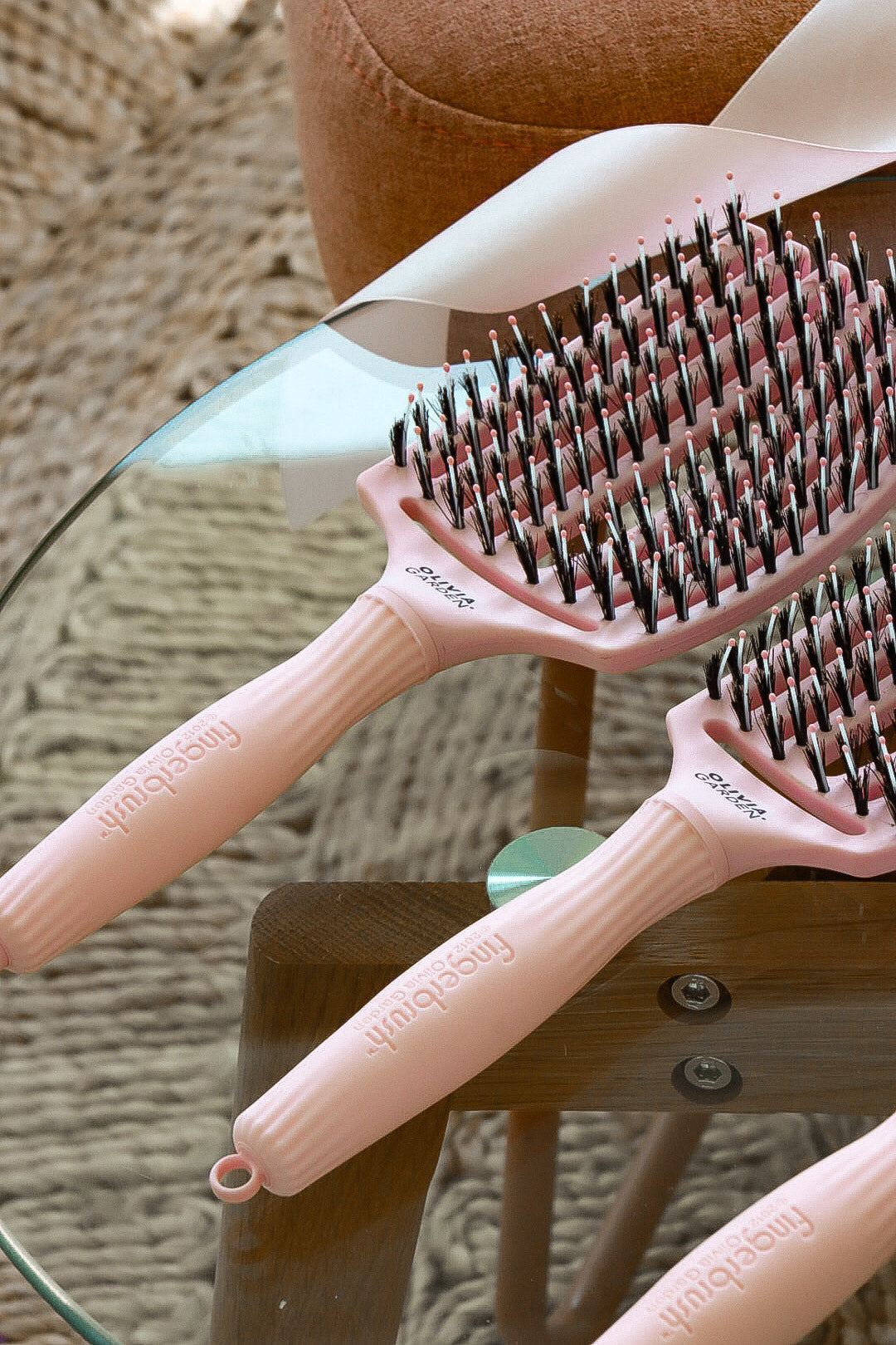 Olivia Garden Fingerbrush Boar & Nylon Pastel Pink – Professzionális Display 12 Hajkefével a Kíméletes Kifésülésért és Természetes Fényért