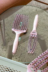 Olivia Garden Fingerbrush Boar & Nylon Pastel Pink – Professzionális Display 12 Hajkefével a Kíméletes Kifésülésért és Természetes Fényért