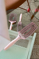 Olivia Garden Fingerbrush Boar & Nylon Pastel Pink – Professzionális Display 12 Hajkefével a Kíméletes Kifésülésért és Természetes Fényért