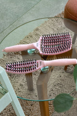 Olivia Garden Fingerbrush Boar & Nylon Pastel Pink – Professzionális Display 12 Hajkefével a Kíméletes Kifésülésért és Természetes Fényért