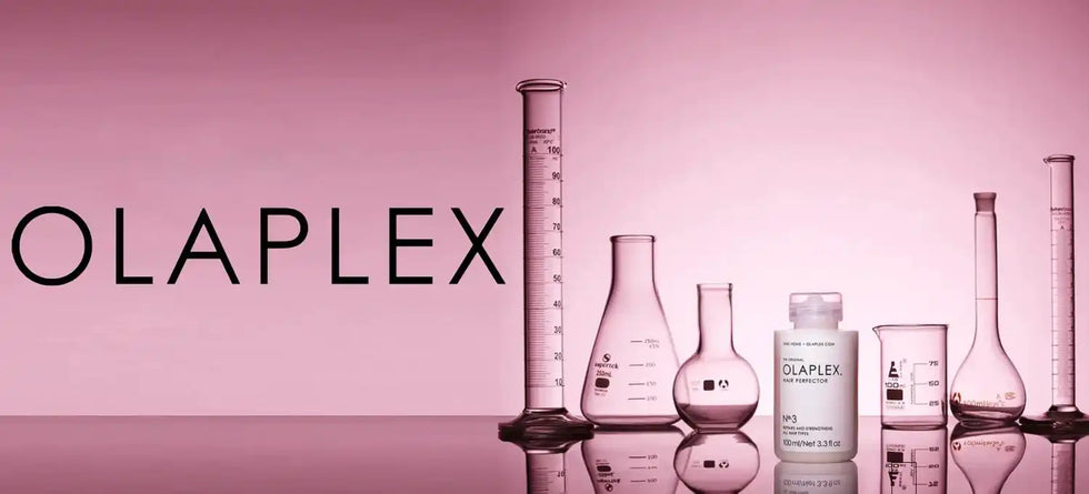 Hajápoló termékek laboratóriumi üvegáruval.